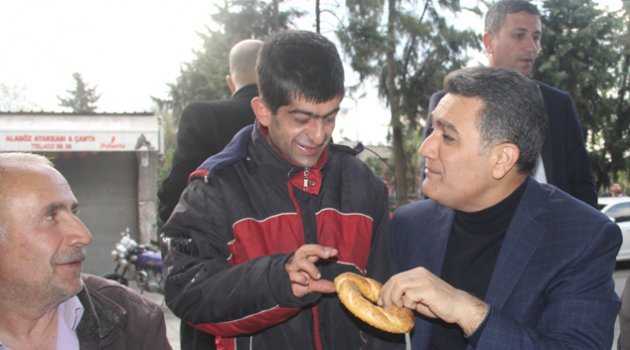 Simidini halkla paylaştı