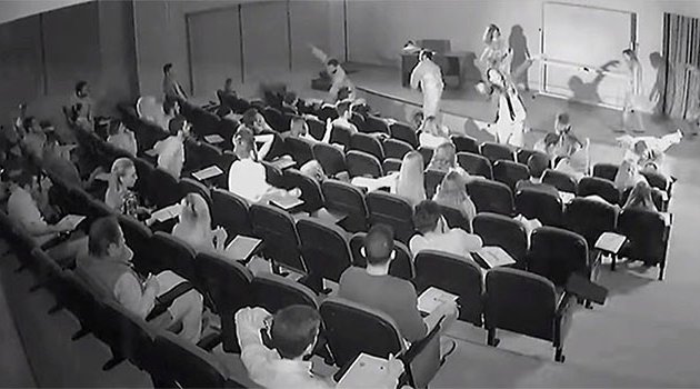 Sınava giren öğrencilere çığlık attıran zombi şakası