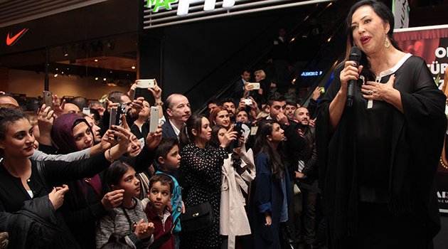 Sinemaseverler, ‘Uzaklarda Arama’ filmini Türkan Şoray ile izledi
