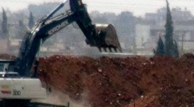 Sınırda hendek kazma çalışmaları sürüyor
