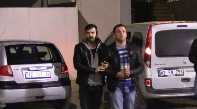 Sinyal kesiciyle otomobilden para çaldılar