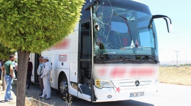 Sivas'ta yolcu otobüsü ile traktör çarpıştı: 4 yaralı