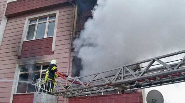 Sobaya döktüğü benzin evi yaktı