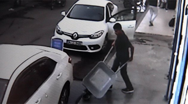 Soğukkanlı hırsız pes dedirtti