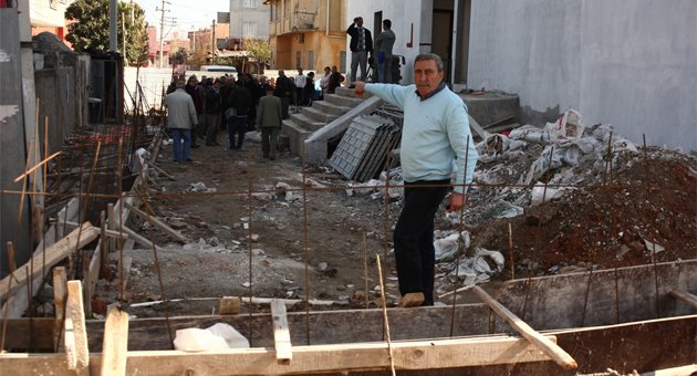 Sokağa yapılan bina vatandaşları isyan ettirdi