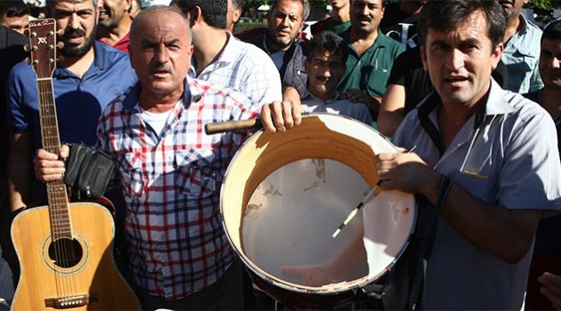 Sokak düğünlerinin yasaklanmasını davul kırarak protesto ettiler