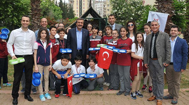 Sokak hayvanları için mama kabı dağıtıldı