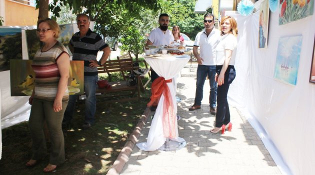 Sokak hayvanları için resim sergisi