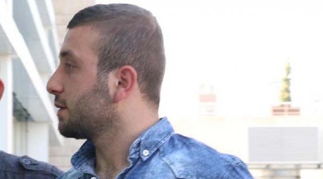 Sokak ortasında 2 kişiyi bıçakladı