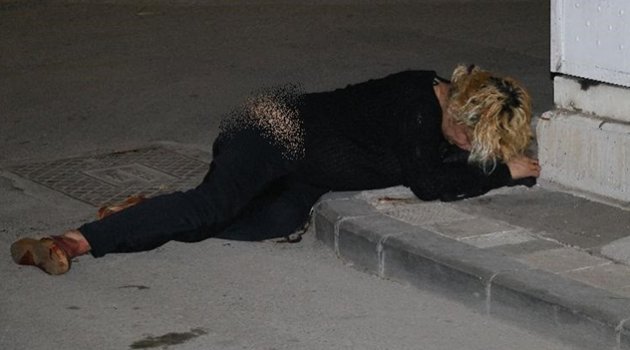 Sokak ortasında bıçaklandı kaldırım kenarına yığıldı