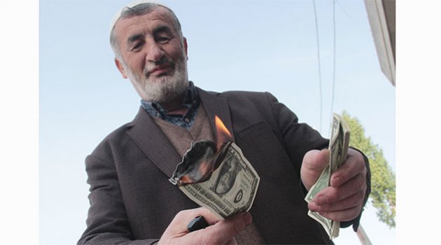 Sokak ortasında bir deste dolar yaktı
