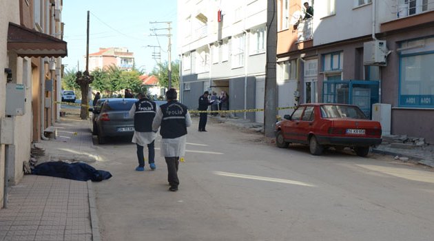 Sokak ortasında erkek cesedi buldular