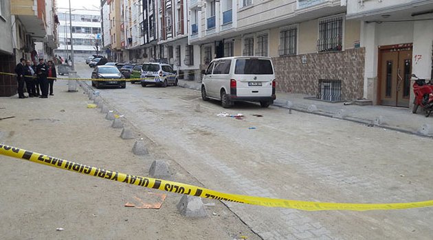 Sokak ortasında önce eşine sonra kendine ateş etti