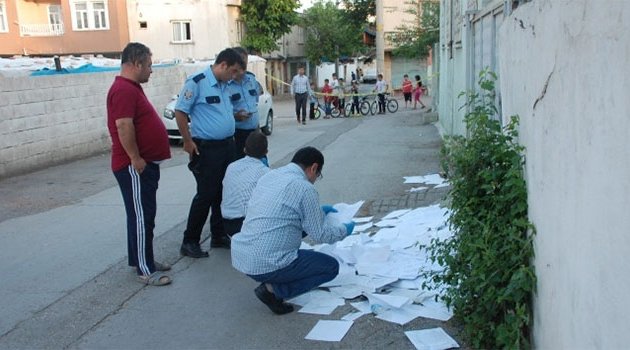 Sokak ortasında resmi evraklar bulundu