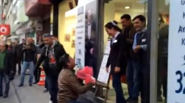 Sokakta evlenme teklifi yapan polis ve kız arkadaşına kelepçe