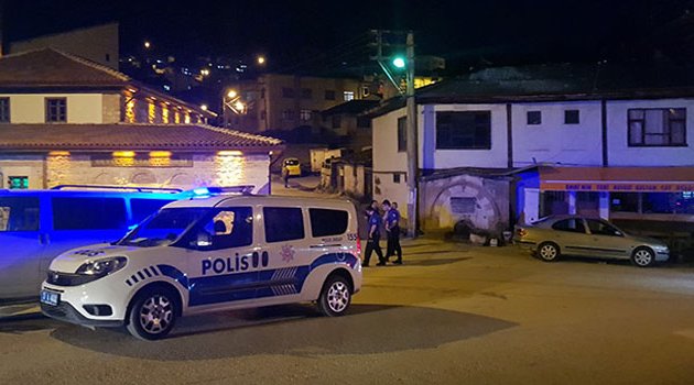 Sokakta iki kişi tarafından bıçaklandı