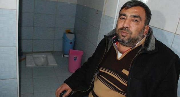 Sokakta kalan evsiz, soğukta tuvalete sığındı