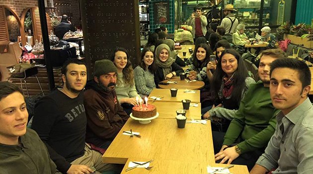 Sosyal medyada fenomen olan kağıt toplayıcısına doğum günü sürprizi
