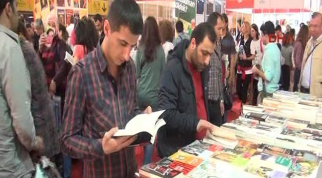 Sosyal medyanın konuştuğu o işçi kitaplara koştu