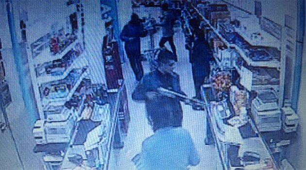 Soygun haberi izleyip, marketten gasp yaptılar