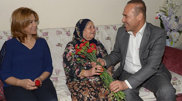 Sözlü, annesinin Anneler Günü’nü kutladı