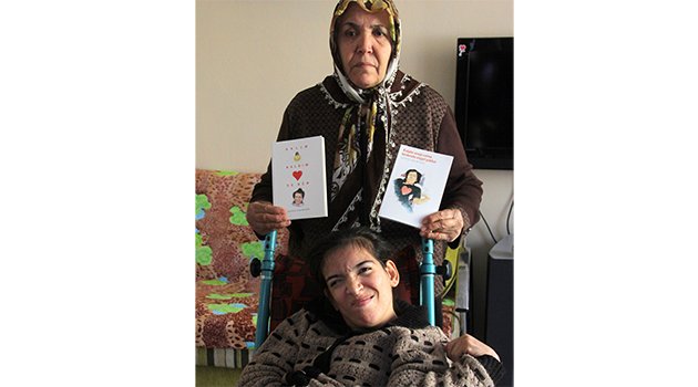 Spastik engelli genç kız üniversite okuyor, kitap yazıyor