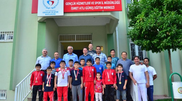 Spor İl Müdürü Ataşbak, başarılı güreşcileri ziyaret etti