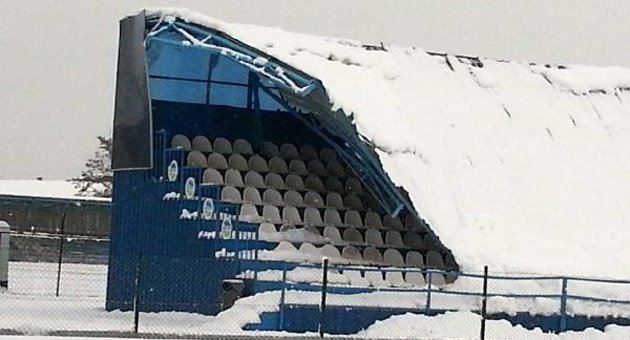 Stadyumun tribün çatısı kardan çöktü