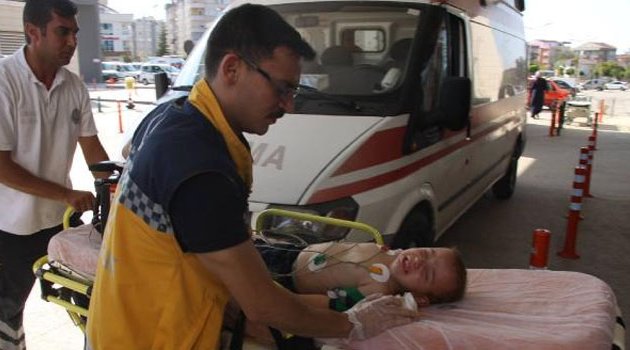 Su dolu kovaya düşen çocuk, son anda kurtarıldı