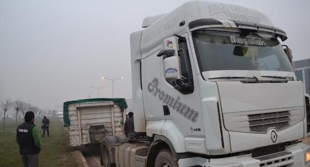Su yüklü TIR'ın dorsesi seyir halindeyken koptu