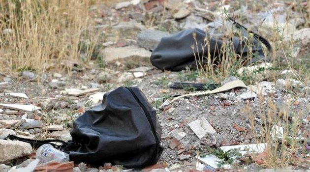Şüpheli kadın çantaları fünye ile patlatıldı
