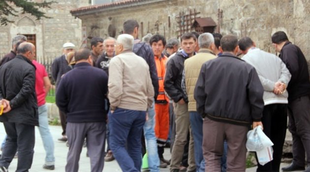 Şüpheli paketi görmek için birbirlerini ezdiler