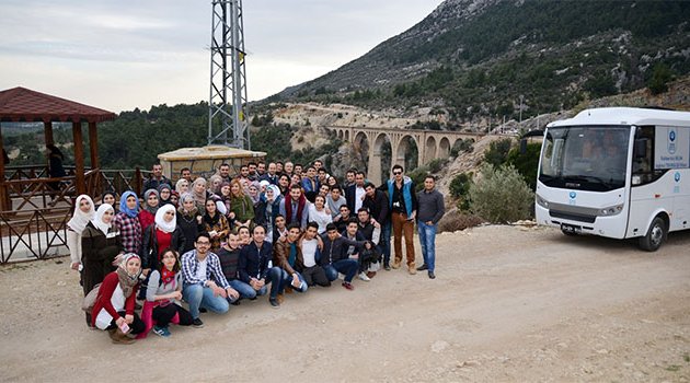 Suriye ve Iraklı öğrenciler Karaisalıda