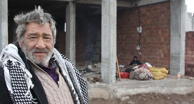 Suriyeli çift inşaatta yaşıyor