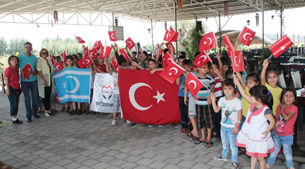 Suriyeli çocuklara bayram sevinci yaşattılar