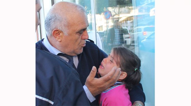 Suriyeli minik Ayşe’ye babası mendil sattırdı, polis gözyaşlarını sildi
