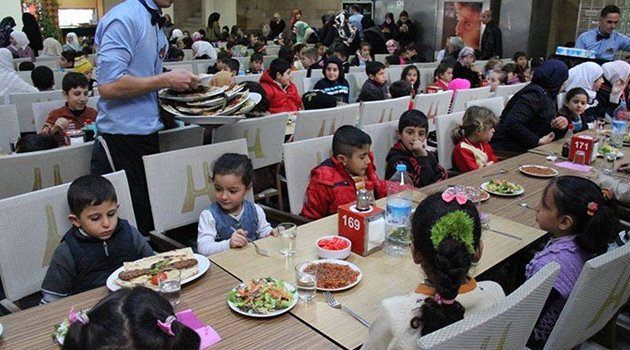 Suriyeli yetimlere Adana kebabı