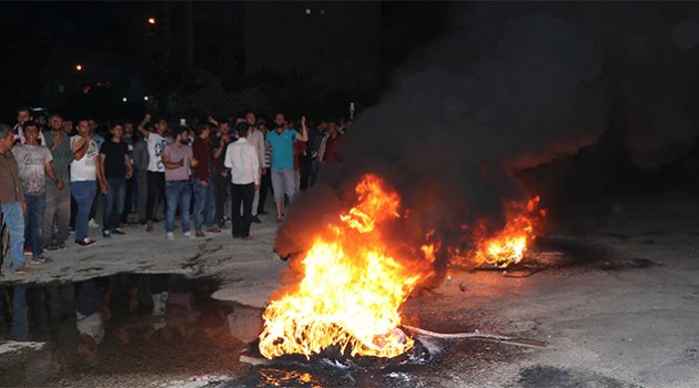 Suriyelileri istemeyen mahalleli yolu kapatıp lastik yaktı