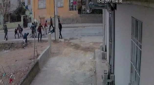 Suriyelilerin taşlı sopalı kavgası kamerada