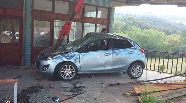 Sürücü terasa uçtu kazada 2 kişi yaralandı