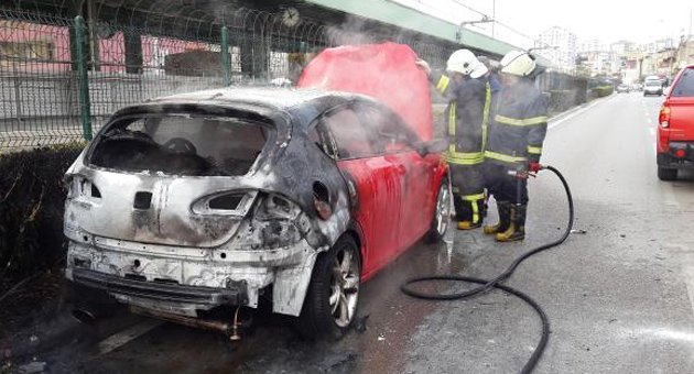 Sürücüsünün terk ettiği yanan LPG'li otomobili çevredekiler durdurdu