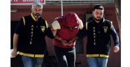 Çaldığı içkileri poz vererek içti