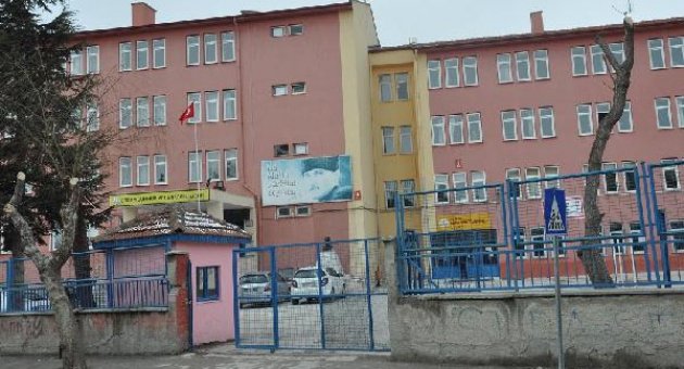 Tabanca ile 2 öğrenciyi rehin aldı