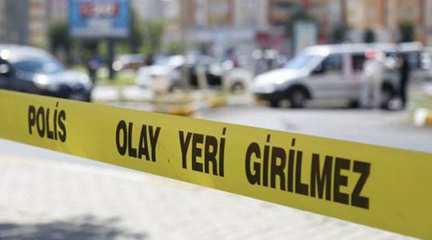 Tabancasını temizlemek isterken eşini vurdu
