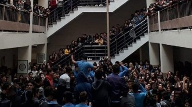 Tacizci öğretmen göreve geri döndü okulda boykot başladı