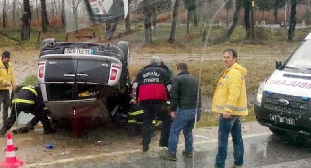Takla atıp ters dönen otomobilde 3 kişi yaralandı