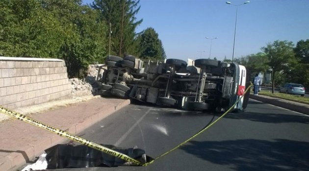 Tamir etmek istediği beton mikserinin altında can verdi