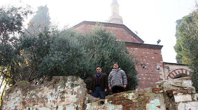 Tarihi cami tinercilerin mekanı oldu
