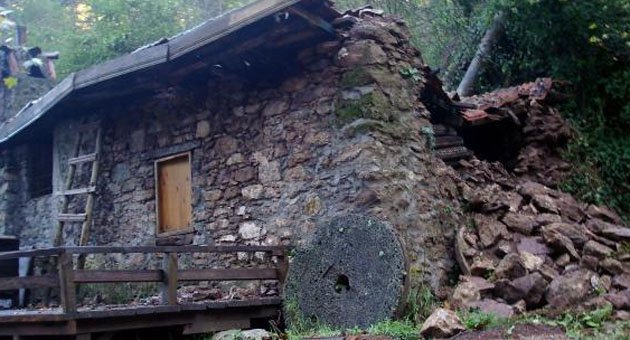 Tarihi değirmen bakımsızlıktan yıkıldı