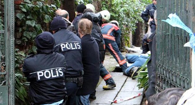 Tarihi köşkün yolu çöktü, 85 yaşındaki kadın kuyuya düştü